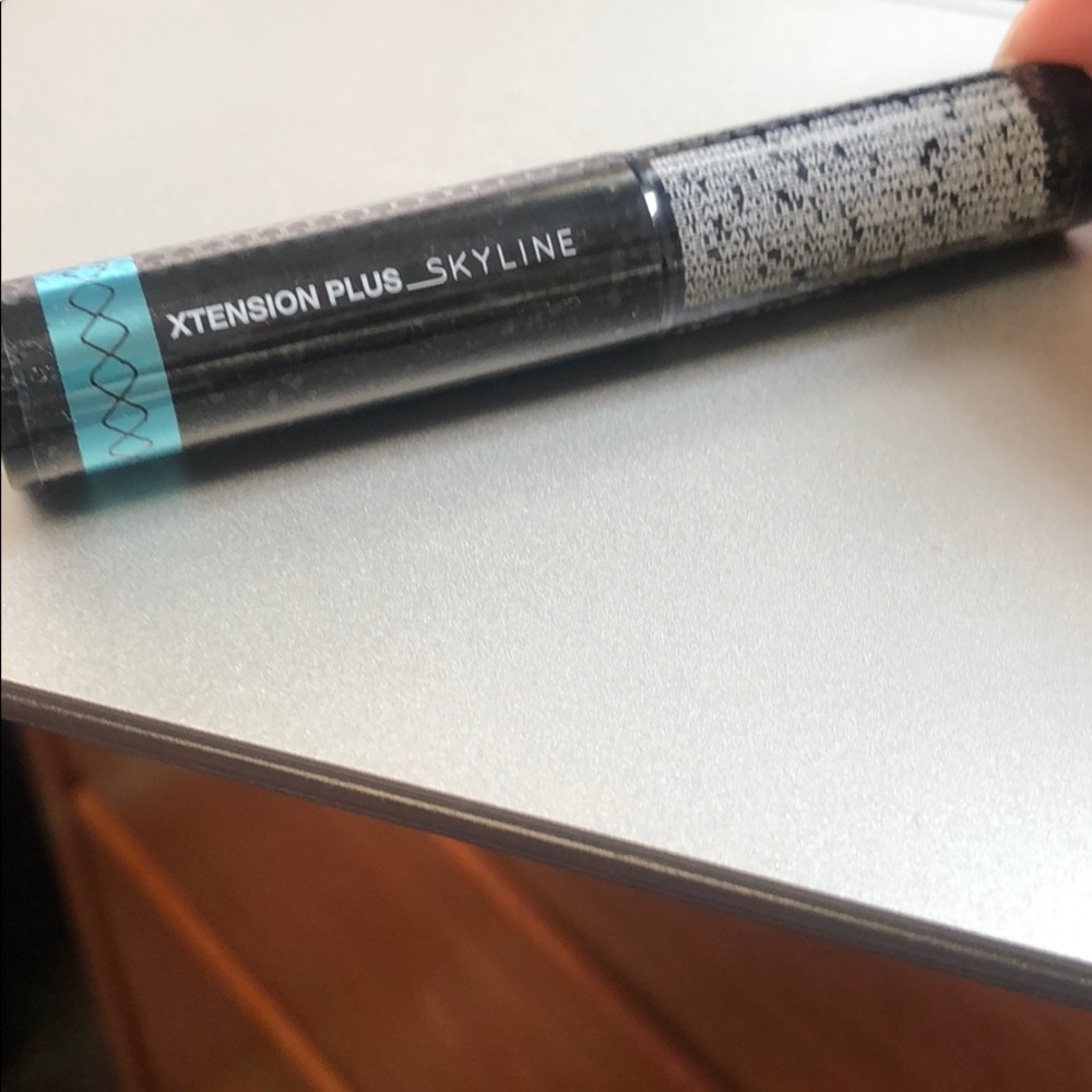 Mascara - Picture 2 of 2